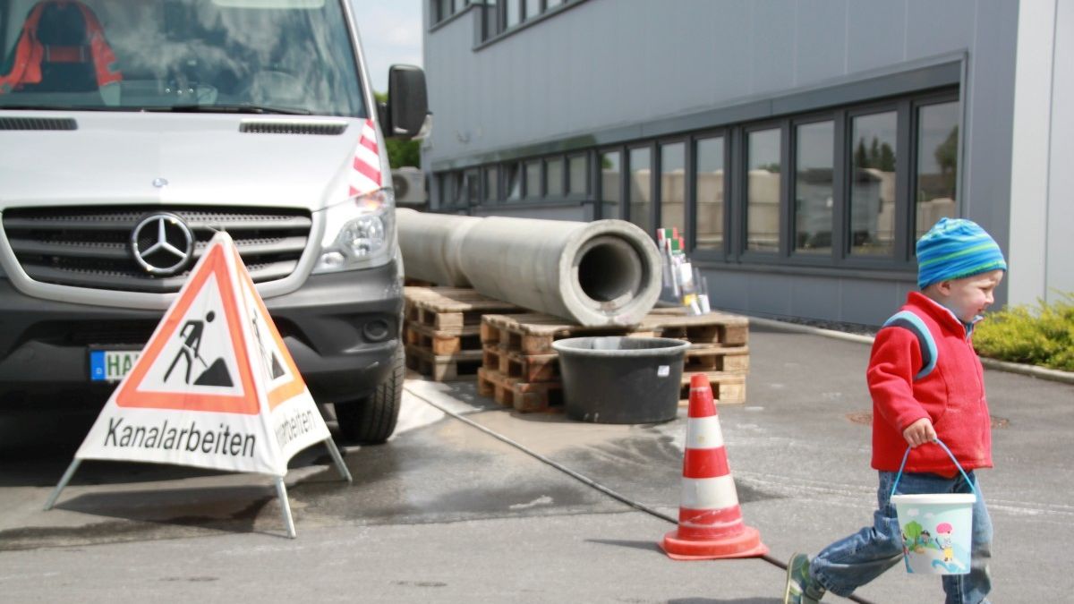 Arbeitsbereich von Kanalarbeiten mit Kind