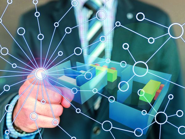 Bildkomposition Touchscreen mit Bauwerk im Vordergrund und Anwender im Hintergrund